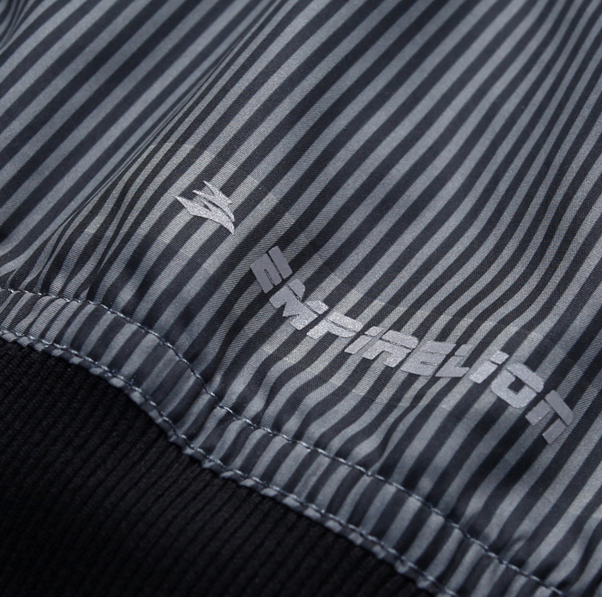 反射ロゴプリントフロントとバック