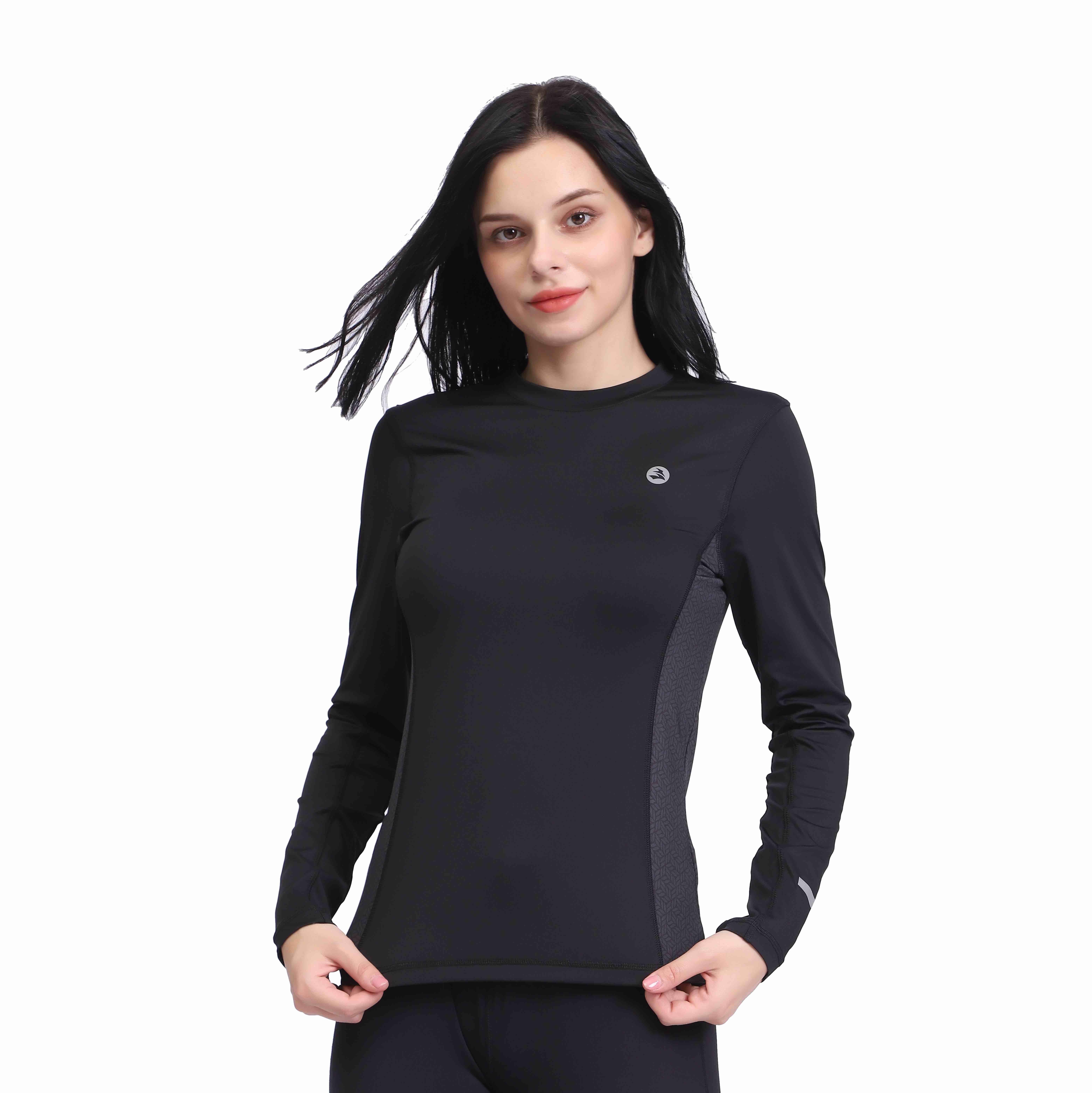 女性の長袖トップ