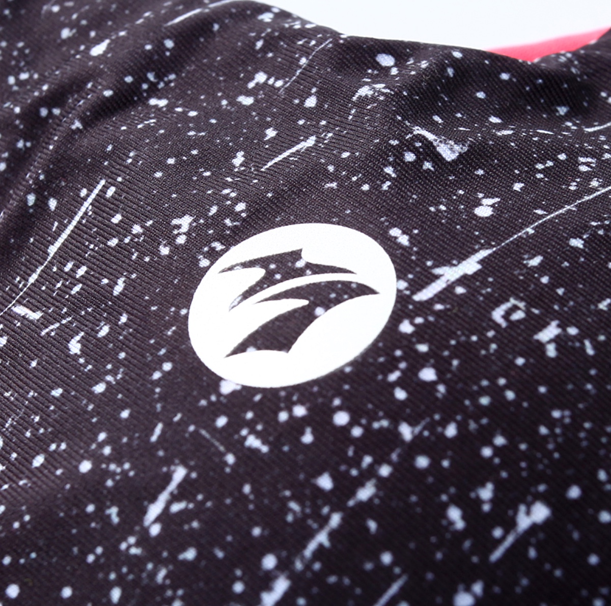 反射ロゴプリント