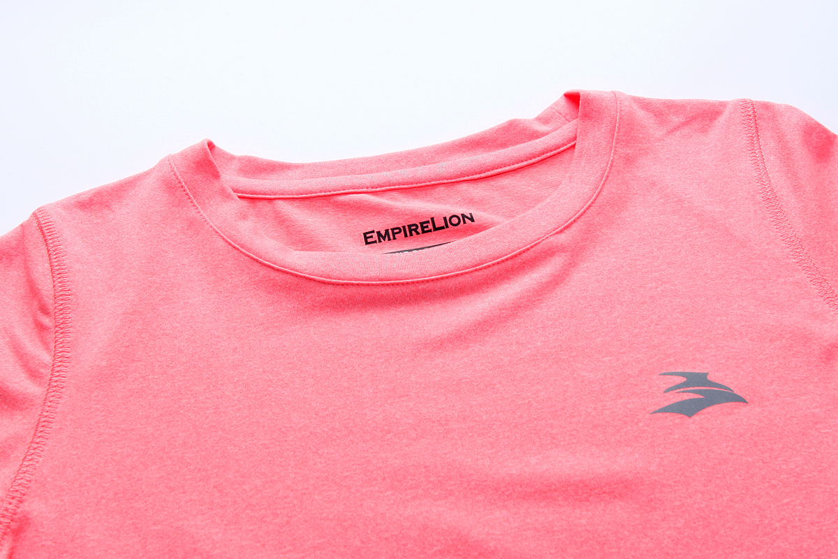 反射的なロゴプリント付きのクルーネック