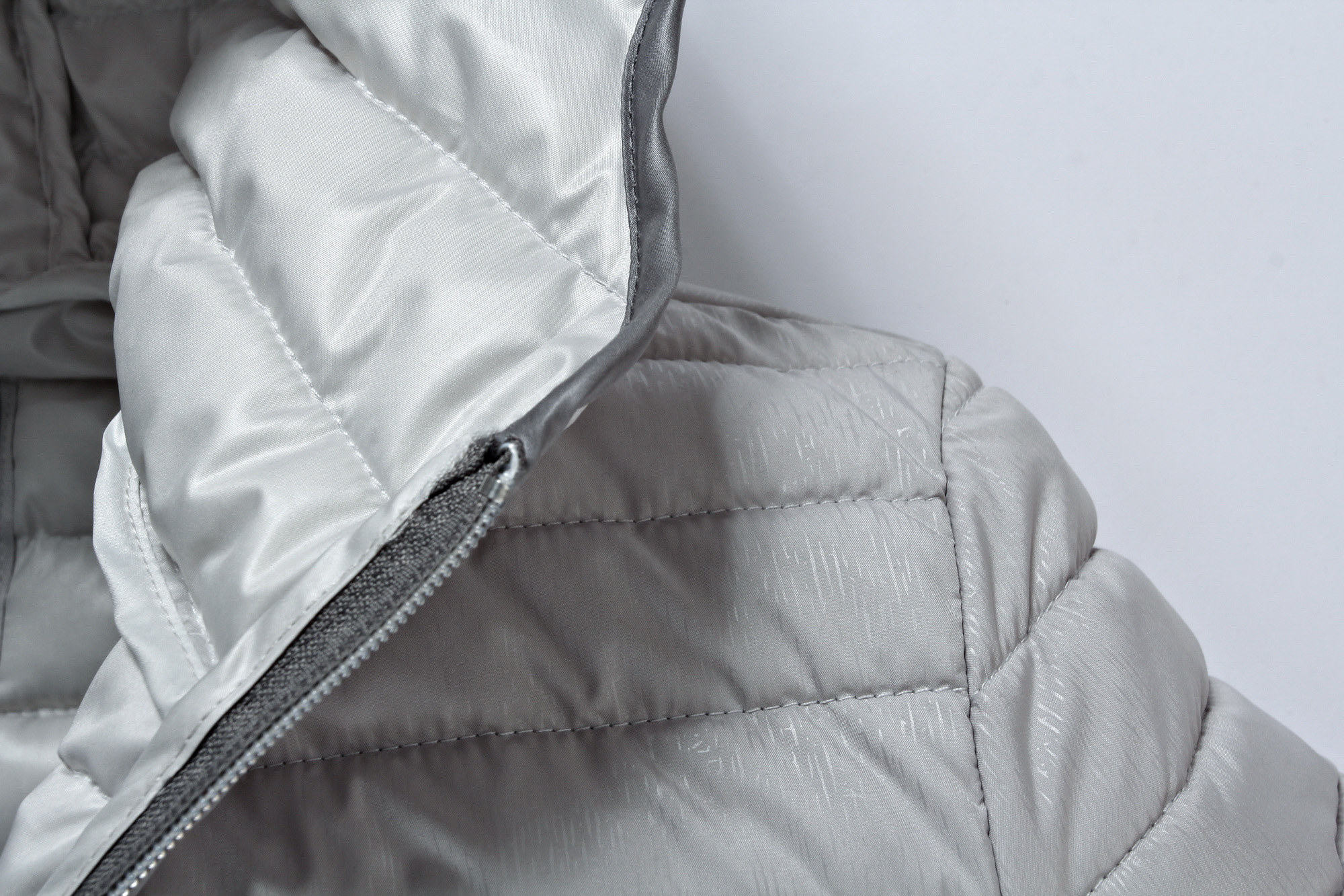 エンボス加工されたプリントと耐水性