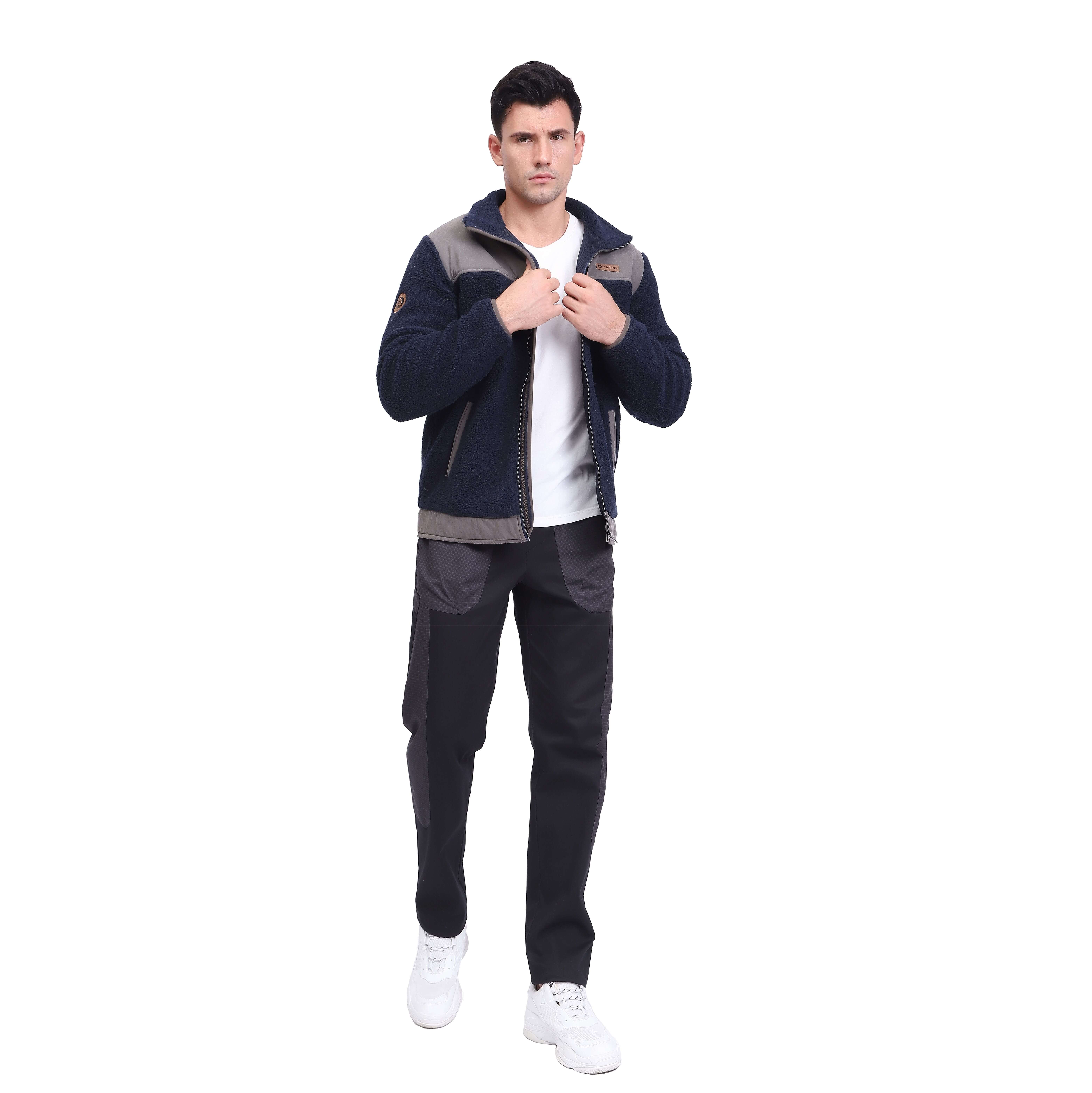 重いジャケットをハイキング