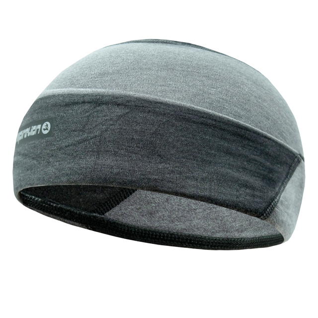 軽量ビーニーハット柔らかい暖かい色ブロックスラッチビーニー2スカルキャップを着ている